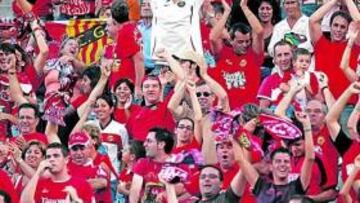 <b>MOVILIZACIÓN. </b>La marea roja viajará mañana en masa a Zaragoza para el choque de La Romareda.