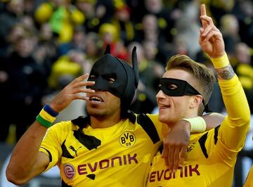 Aubameyang luciendo la máscara de Batman junto a Marco Reus.