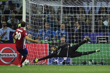 Juanfran falla el cuarto penalti. 