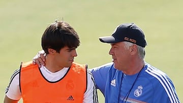 Carlo Ancelotti habla con Kaka en un entrenamiento de 2013