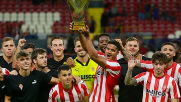 MEX668. GUADALAJARA (MÉXICO), 19/07/2023.- Jugadores del Sporting de Gijón celebran con el trofeo Copa Bicentenario hoy, al final de un partido amistoso entre Atlas y Sporting de Gijón, en el estadio Jalisco, en Guadalajara (México). EFE/ Francisco Guasco