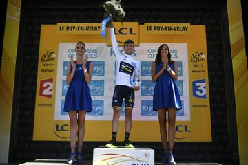 El ciclista británico, Simon Yates, celebrando con el maillot de mejor joven de la general. 