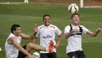Bacca realiza unos ejercicios de balón junto a Reyes e Iago Aspas.
