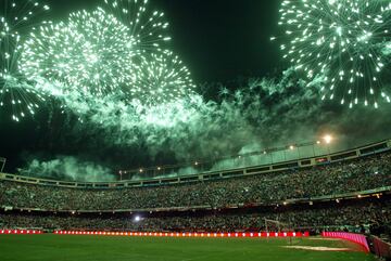 26 de abril de 2003. El día del Centenario la afición paseó por las calles de Madrid la bandera más grande de la historia con final en el Calderón. El Atlético se enfrentaba en Liga al Osasuna (0-1) y tras el encuentro la fiesta terminó con fuegos artificiales.