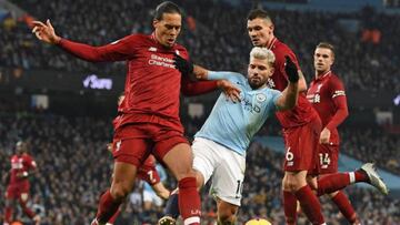 Van Dijk le quita el bal&oacute;n a Ag&uuml;ero.