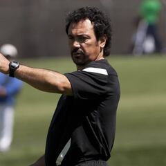 Aficionados del Atleti siguen usando la placa de Hugo Sánchez como basurero