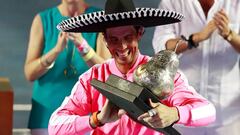 Rafa Nadal posa con el trofeo de campe&oacute;n del Abierto Mexicano de Tenis de Acapulco.