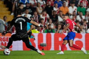 0-3. Pase profundo de Rodrigo de Paul a la carrera de Nahuel Molina por el carril derecho. En el mano a mano con Dimitrievsy, supera con tiro raso al guardameta rayista.