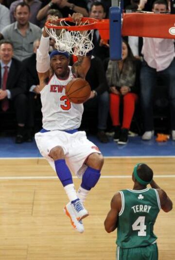 El jugador de los Knicks de Nueva York Kenyon Martin (i) disputa la bola con Jason Terry (d) de los Celtics de Boston.