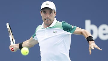 Roberto Bautista devuelve una bola durante su partido ante Jannik Sinner en las semifinales del Miami Open en el Hard Rock Stadium de Miami Gardens, Florida.