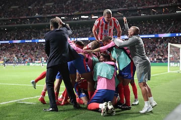 Celebración efusiva de jugadores y cuerpo técnico del Atlético de Madrid.