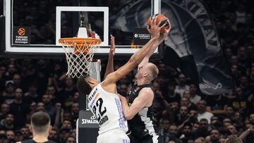 Edy Tavares, pívot del Madrid, hace un tapón a Alen Smailagic, del Partizán Belgrado en el tercer partido del playoff de cuartos de la Euroliga.