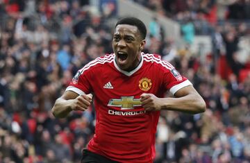 A última hora del mercado de fichajes de 2015 llegó Anthony Martial al Manchester United procedente del Mónaco por 60 millones de euros. El fichaje trajo mucha polémica por el elevado precio y porque no ha terminado de explotar. 
