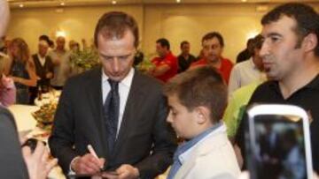 ÍDOLO. Butragueño firmó autógrafos ayer en la cena de las peñas madridistas en Cataluña.