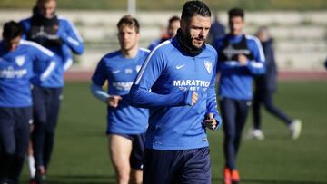 El defensa central argentino Demichelis puede formar, junto con Mikel Villanueva, la decimotercera línea de centrales del curso.