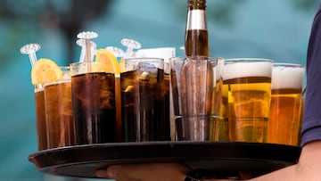 Doctors remove 35 huge ‘kidney stones’ from this man’s bladder, and discover the reason: 3 liters a day of his favorite drink