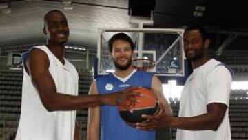 <b>JUEGO INTERIOR. </b>Koné, Ivanov y Barnes, ayer en Alicante.