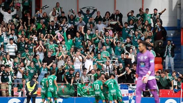Los jugadores del Racing de Ferrol celebran un gol en su visita al campo del Lugo.