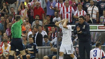 Fern&aacute;ndez Borbal&aacute;n muestra a Modric una de las dos amarillas que vio contra el Atl&eacute;tico en la vuelta de la Supercopa de Espa&ntilde;a de 2014.