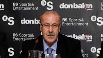 <b>AYER, EN EL CÍRCULO ECUESTRE. </b>Ferran Martínez y Josep Prats acompañan a Vicente del Bosque, muy reflexivo ayer en Barcelona.