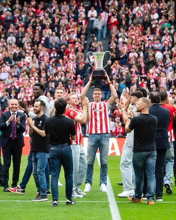 Saque de honor del capitán del Bilbao Basket, equipo campeón de la Europe Cup