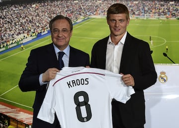 Florentino Pérez y Toni Kroos en la presentación del alemán como jugador del Real Madrid en 2014.