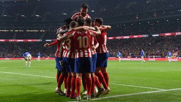 Los jugadores del Atlético celebran un gol al Athletic.