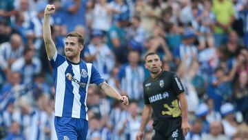 Toni Mart¨ªnez celebra un gol