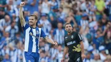 Toni Martínez celebra un gol