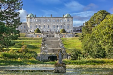 La Finca de Powerscourt es, sin duda, una de las propiedades más espectaculares de Irlanda. Ubicada en el Condado de Wicklow es famosa por tener unos jardines que han sido votados como los terceros mejores del mundo por National Geographic.