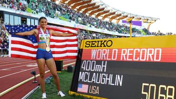 Sydney McLaughlin posa junto al electrónico que marca su impresionante récord mundial de 400 vallas que le valió el oro en los Mundiales de Eugene 2022.