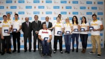 Segarra, Ereño, Blanco y los deportistas que acudieron al acto en el COE.