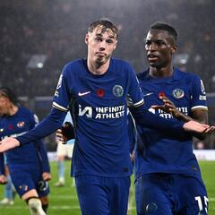 Who makes up the independent Premier League commission investigating Manchester City and Chelsea?