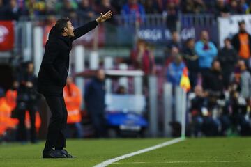 Luis Enrique da instrucciones a sus jugadores.