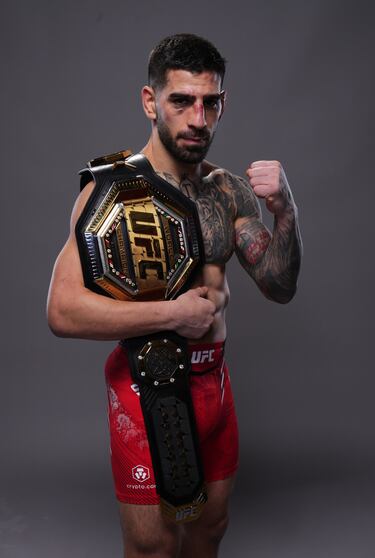 Fotografías oficiales de la UFC con Ilia Topuria posando con el cinturón de campeón.