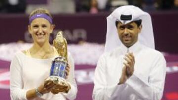 Azarenka recibiendo el trofeo de campeona del Abierto de Catar.