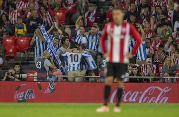 1-3. Los aficionados de la Real Sociedad celebraron el gol marcado por Mikel Oyarzabal.