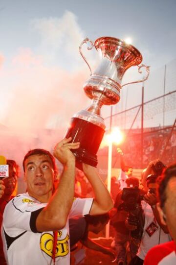 Roberto Cereceda fue parte de tres títulos de Colo Colo en el Clausura 2007, Clausura 2008 y Clausura 2009. Luego, en su paso por la U, celebró la copa del Apertura 2012.