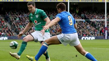 Jonathan Sexton patea ante Marcello Violi durante el partido del Seis Naciones de 2018 entre Irlanda e Italia en el Aviva Stadium de Dublin.