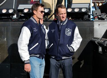 Tom Brady y Peyton Manning juntos durante el homenaje a los 60 años de la Superbowl. Ambos fueron MVPs en SuperBowl y en temporada regular.
