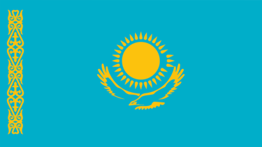 Consiste en un paño de color azul celeste en el que aparecen representados un águila esteparia, el sol (oro) con 32 rayos en el centro y un estampado dorado próximo al borde más cercano al mástil. El fondo azul celeste representa el a los diversos pueblos túrquicos que componen la población del país; el sol dorado representa la riqueza, la abundancia y la prosperidad; el águila el poder, la libertad y el vuelo hacia un futuro próspero y el patrón ornamental dorado simboliza el arte y las tradiciones culturales del pueblo kazajo.
