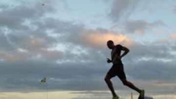 Usain Bolt se entrena en la playa de Copacabana, antes de su competici&oacute;n del domingo sobre 150 metros. 