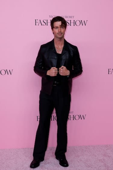 Patrick Schwarzenegger posa en la alfombra del Victoria's Secret Fashion Show 2025.