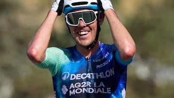 Ben O'Connor celebra incrédulo su victoria y maillot orjo en Yunquera.