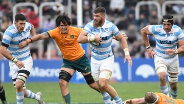 Argentina's Los Pumas Marcos Kremer (C) is challenged by Australia's Wallabies Darcy Swain (2-L) as he avoids being tackled by Matt Philip (R) during their Rugby Championship 2022 test match at the Malvinas Argentinas stadium in Mendoza, Argentina, on August 6, 2022. (Photo by Andres LARROVERE / AFP)