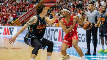 El escolta estadounidense del Valencia Jonah Radebaugh lucha por el balón con el  estadounidense Kameron Taylor, del Basquet Girona.