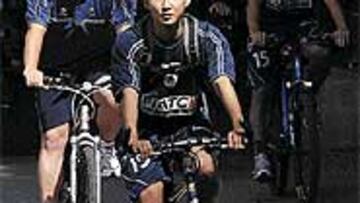 <b>TRADUCTOR</B>. El traductor de Lee no se separa de él en Seefeld.