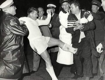 PUSKAS da una patada a una pesona real madrid feyenoord