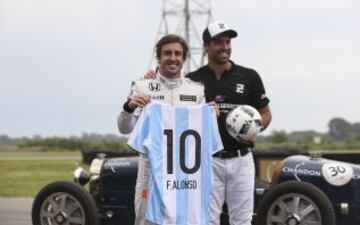 El piloto español de Formula 1 Fernando Alonso participa junto a Facundo Pieres, en un acto en en el Owners Club de Buenos Aires (Argentina). Alonso participó en un desafío inédito: correr en un Bugatti contra Pieres, uno de los mejores polistas del mundo, que corrió montado sobre su caballo.














El piloto español de Formula 1 Fernando Alonso participa junto a Facundo Pieres, en un acto en en el Owners Club de Buenos Aires (Argentina). Alonso participó en un desafío inédito: correr en un Bugatti contra Pieres, uno de los mejores polistas del mundo, que corrió montado sobre su caballo.


