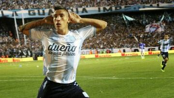Ricky Centurión celebra un gol con Racing.